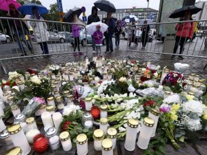 قالت الشرطة الفنلندية، السبت 19 أغسطس/آب، إنها اعتقلت 4 مغاربة يشتبه بضلوعهم في تنفيذ عملية طعن في مدينة توركو، حيث قتل خلالها شخصان اثنان وأصيب 6 آخرون

أحد منفذي عملية الطعن وصل إلى فنلندا في 2016 ضمن برنامج لطلب اللجوء.