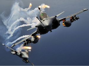 فرنسا تدرس توجيه ضربات جوية لتنظيم الدول الإسلامية في سوريا