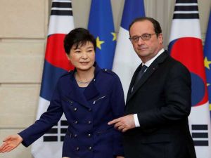  رئيسة كوريا الجنوبية باك كون هيه مع نظيرها الفرنسي فرنسوا أولاند 