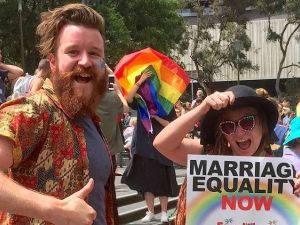 الأستراليون يصوتون بأغلبية ساحقة لصالح زواج المثليين