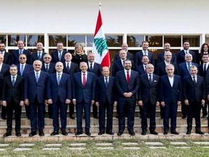 أعضاء الحكومة يلتقطون صورة تذكارية بمشاركة رئيس مجلس النواب نبيه بري