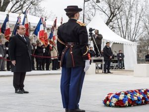 هولاند يؤكد في يوم النصر الجزائري ضرورة مراجعة التاريخ