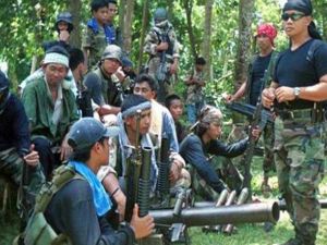 القوات الفلبينية تصعد من هجماتها لطرد المتمردين من معاقلهم في جزيرتي سولو وباسيلان