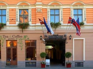 مسلحون مجهولون يقتحمون فندقا وسط العاصمة اللاتفية