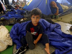 ترحيل المهاجرين غير الشرعيين باستخدام الطائرات العسكرية