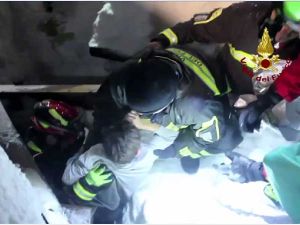 عاصفة ثلجية تدمر فندقا بعد انهيار جليدي في ايطاليا