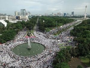 احتشاد عشرات الآلاف من الإندونيسيين وسط العاصمة جاكرتا