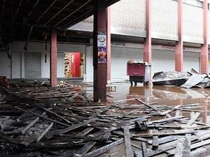 آثار الهجوم على محل تجاري يهودي قرب باريس، 9/01/2018
