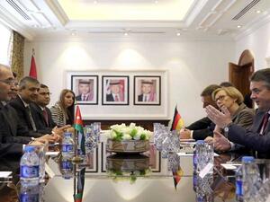 وزير الخارجية الأردني أيمن الصفدي خلال مؤتمر صحافي مشترك مع نظيره الألماني