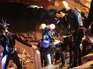 الأطباء المتواجدين في الكهف عند الأطفال، أكدوا أنهم أقوياء جسديا ومعنويا