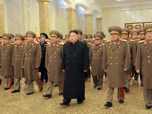 الزعيم الكوري الشمالي كيم جونغ أون بين كبار ضباطه العسطريين