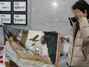 رئيسة كوريا الجنوبية باك جون هاي في لوحة عارية