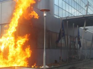 متظاهرون يشعلون حريقا في مقر حكومة كوسوفو