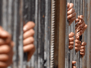 المتهمون التسعة رددوا هتافات داخل قفص الاتهام بعد صدور الحكم، من بينها “الله أكبر ولله الحمد”