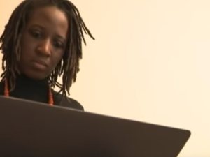 بريسيليا لودوسكي، امرأة تعمل بائعة أدوات تجميل في ضواحي باريس