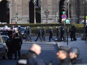 متحف اللوفر في باريس