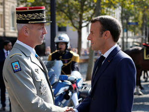 الرئيس الفرنسي إيمانويل ماكرون ورئيس الأركان العامة للجيش الجنرال فرانسوا ليكونتر 