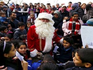 أطفال لاجئون خلال الاحتفال بأعياد الميلاد/ ارشيفية