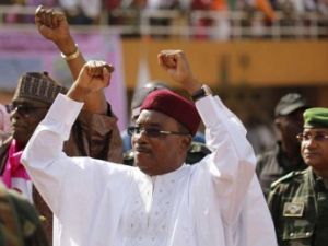 الرئيس محمد ايسوفو يخوض المنافسة للفوز بولاية ثانية