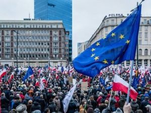 20 ألف شخص تجمعوا أمام مجمع التلفزيون الحكومي في وارسو