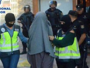 الشرطة الاسبانية توقف شابة في مطار مدريد 