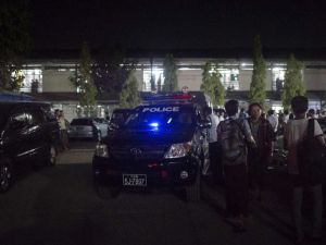 عناصر من شرطة ميانمار أمام المستشفى الذي نقلت إليه جثة القتيل
