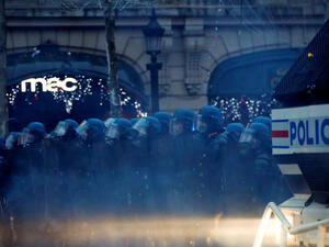 قدرت شرطة باريس عدد المتظاهرين الذين خرجوا أمس إلى شوارع العاصمة بنحو ثلاثة آلاف شخص