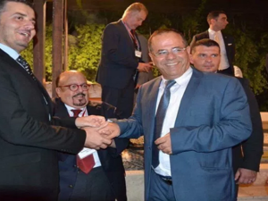 صورة تذكارية تجمع وزير الاتصالات الإسرائيلي أيوب قرا و وزير الثقافة السابق عمر القويري – رودس – اليونان – 29 يونيو 2017