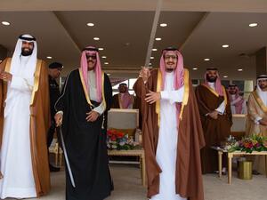 الشيخ القطري المعارض سلطان بن سحيم آل ثاني يرقص "العرضة" مع العاهل السعودي الملك سلمان