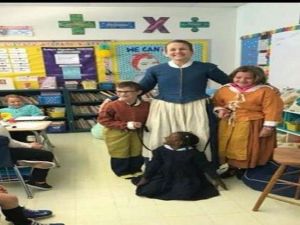 وضع رسن في عنق فتاة سوداء في أحد الدروس