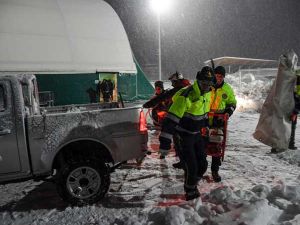 انهيار ثلجي يطمر فندقا في منتجع تزلج بوسط إيطاليا