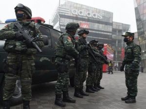 عناصر من الامن الصيني