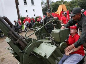 مؤيدون للحكومة الفنزويلية يتدربون على استخدام البنادق وتقنيات القتال 