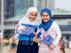 الحجاب مدرج بين خيارات الزي المدرسي، في 18% من أصل 800 مدرسة ابتدائية حكومية في بريطانيا