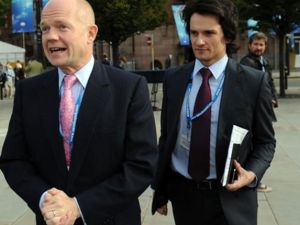 وزير الخارجية البريطاني، وليام هيغ، ومساعده المستقيل،كريستوفر مايرز/ا.ف.ب