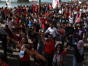 التراس النادي الاهلي يرددون هتافات مناهضة للمجلس العسكري في القاهرة 
