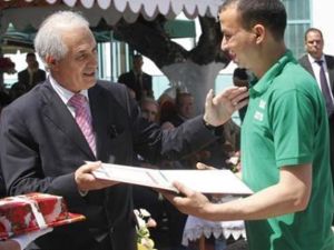 وزير العدل الجزائري الطيب بلعيز يسلم احد السجناء (يمين) شهادة في سجن بالجزائر 
