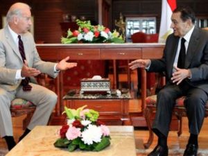 الرئيس المصري حسني مبارك مستقبلا نائب الرئيس الاميركي جو بايدن الاثنين في القاهرة