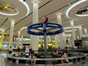 موظفون في مطار دبي الدولي