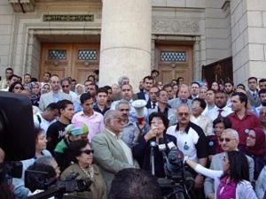 نحو 900 محام اقتحموا مكتب المحامي العام الأول لنيابات شرق طنطا الكلية
