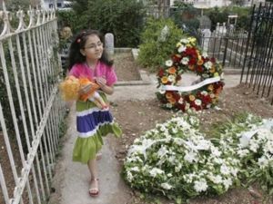 طفلة قرب قبور لبنانيين اتعم المصري بقتلهم