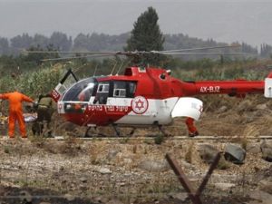 مروحية اسرائيلية تخلي جرحى اسرائيليين من مكان الاشتباك/ا.ف.ب