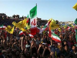 انصار حزب الله اللبناني في استقبال الرئيس الإيراني محمود أحمدي نجاد في بنت جبيل 