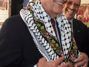 الموفد الاميركي الخاص جورج ميتشل يرتدي الكوفية الفلسطينية في بيت لحم 