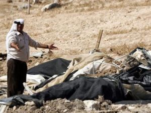 بدوي فلسطيني امام خيمته المدمرة في قرية القادسية