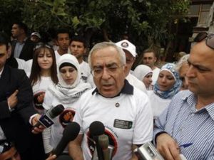 سلام فياض مرتديا "تي شيرت" حملة : انت وضميرك لمقاطعة منتوجات المستوطنات 