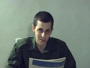 شاليط يحمل الجنسية الفرنسية