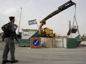 القوات الاسرائيلية تفكك حاجزا في الضفة الغربية 