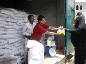 امرأة تتلقى مساعدات غذائية في مدينة حجة في شمال غرب اليمن