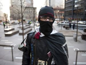 مهاجم يرتدي معطف طبيب أطلق النار على شخصين على الأقل